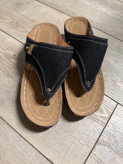 Zwarte slippers met opengewerkt patroon