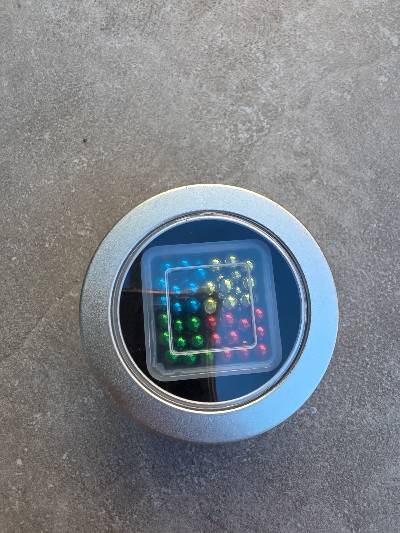 Magnetische puzzel in metalen blik