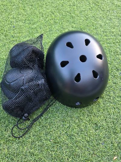 Zwarte helm met beschermset