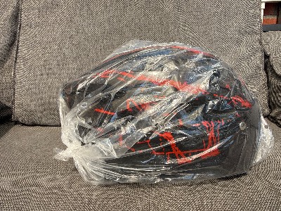Helm zwart met rood