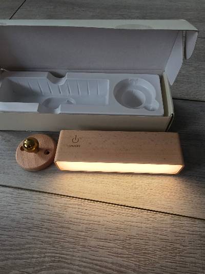 Houten magnetische wandlamp