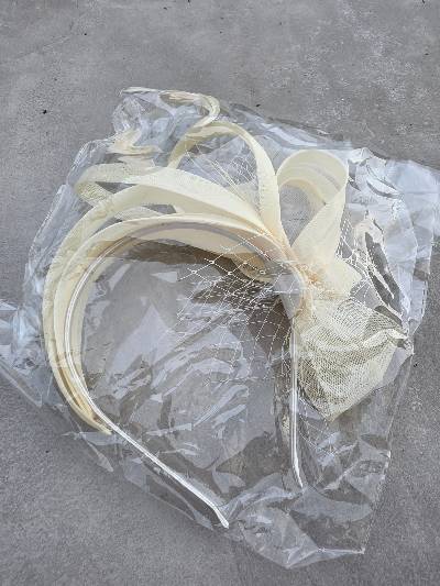 Crèmekleurige haarband met sluier